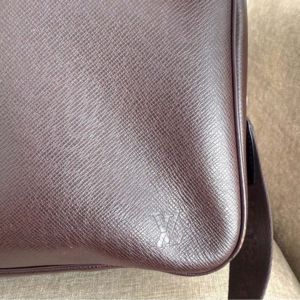 Authentic LOUIS VUITTON Taiga Kendall PM burgundy leather unisex travel bag - Picture 10 of 16